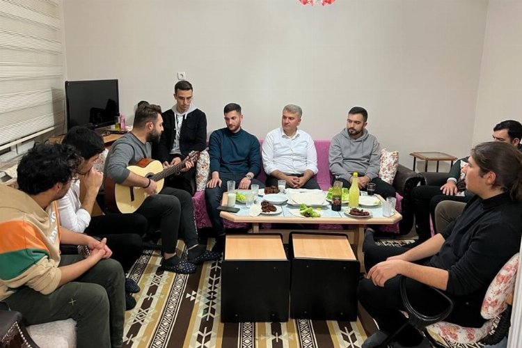 AK Partili Canbey gençlerle çiğköfte yoğurdu -