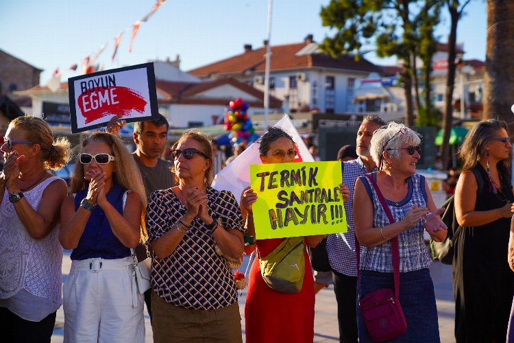 Akbelen kıyımına karşı Ayvalık'ta 'zincirli' eylem -