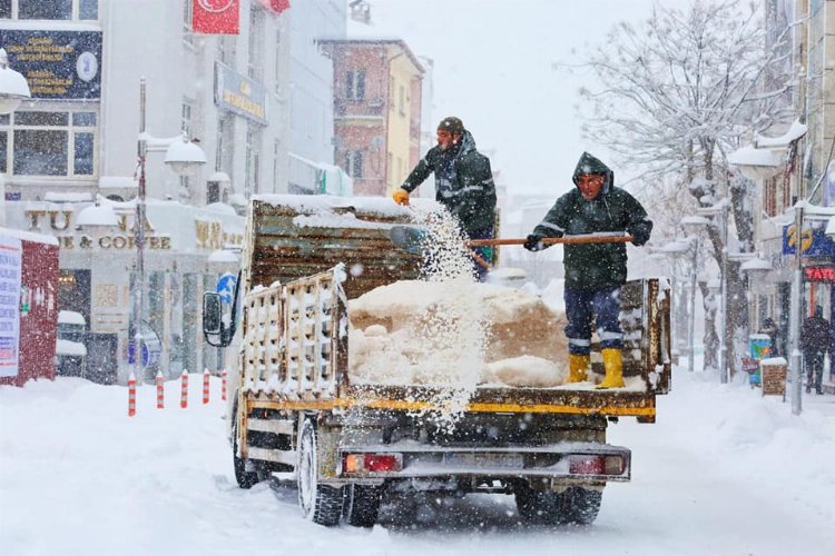 Aksaray Belediyesi 85 aracıyla kar mesaisinde -
