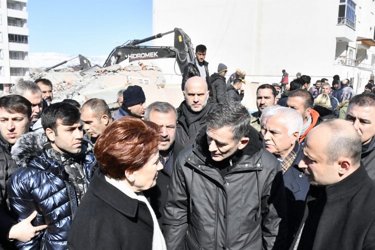 Akşener depremzedelerin sıkıntılarını dinledi -