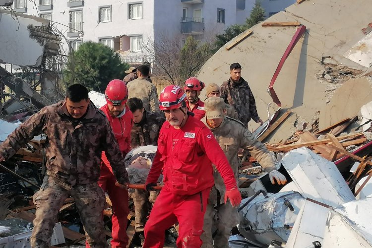 AKUT 5 günde 151'i sağ 331 kişiye tahliye etti... Enkazlardaki hayatlar için kritik saatler -