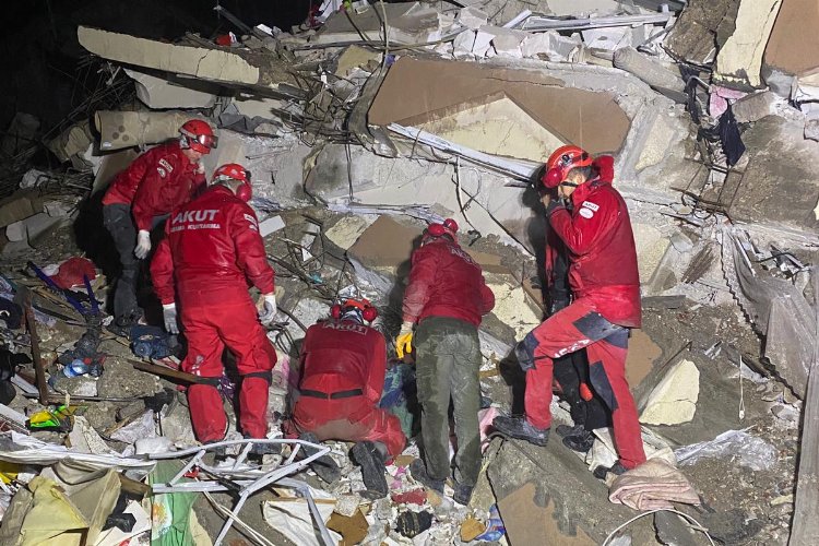 AKUT şu ana kadar 64 kişiyi enkazdan çıkardı -