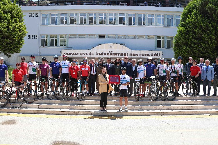 Al bayrakları bisikletle DEÜ Bayrakbilim Müzesi'ne ulaştırdılar -