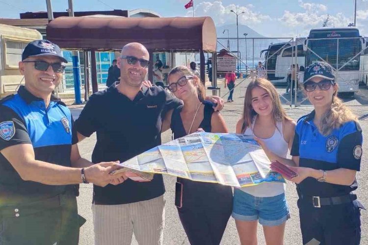 Alanya polisinden turistlere 4 dilde tanıtım -