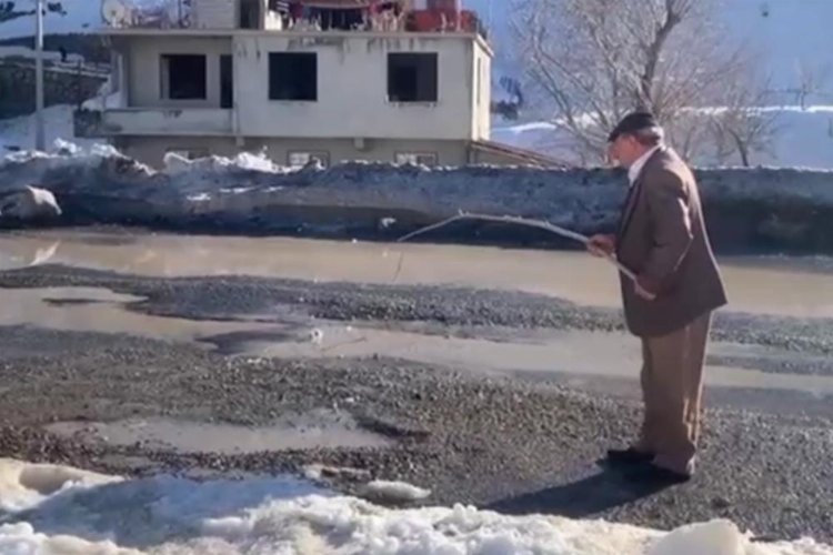 Çağlayancerit'te bozuk yola oltalı gönderme viral oldu -