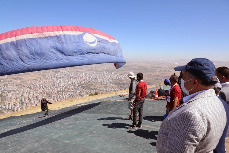 Ali Dağı'nda yamaç paraşütü heyecanı -