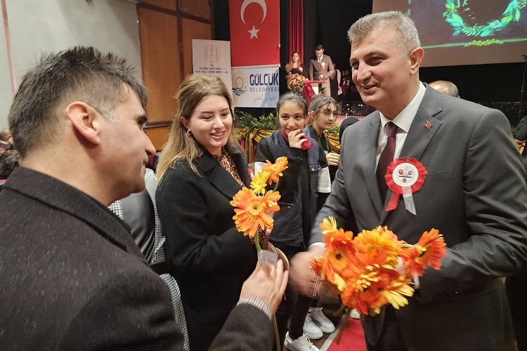 Ali Yıldırım Sezer'den öğretmenlere çiçekli kutlama -