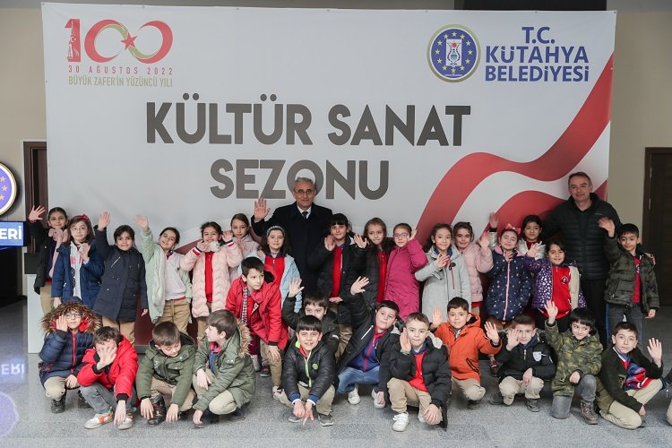 Alim Işık çocuklarla tiyatro izledi -