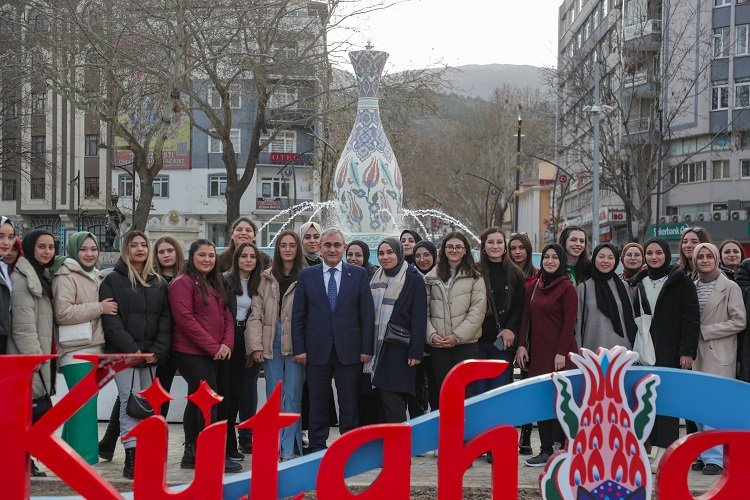 Alim Işık gençlere Zafer Meydanı'nı anlattı -
