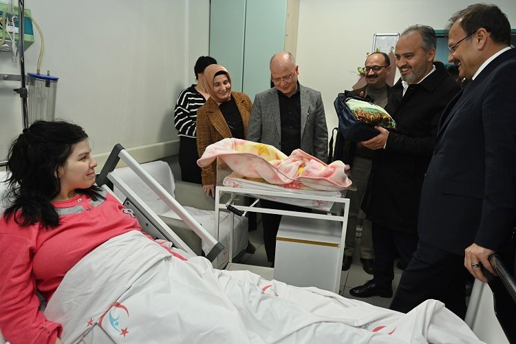 Alinur Aktaş yeni yıla 2023'ün ilk bebeğiyle girdi -
