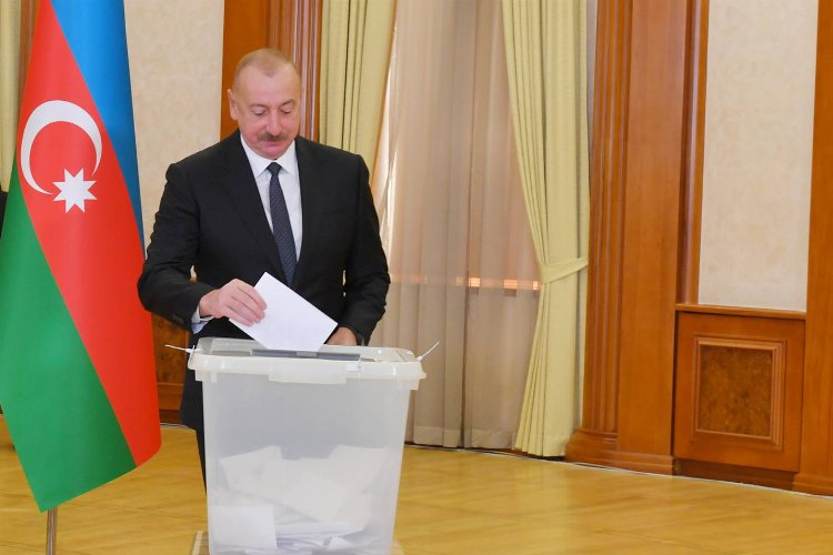 Aliyev yemin ederek görevine başladı -