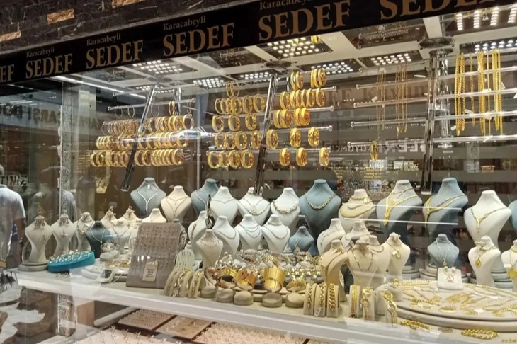 Altın yeni haftaya düşüşle başladı -