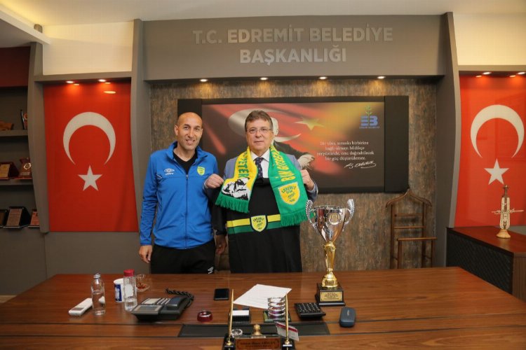 Şampiyon 1966 Edremitspor kupayı başkana getirdi -