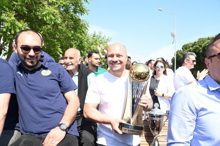 Şampiyon Manisa turunda taraftarıyla buluştu -
