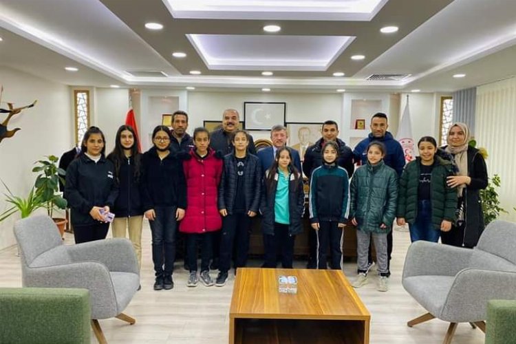 Şampiyon olan Kız Futbol Takımından, Kaplan'a ziyaret -