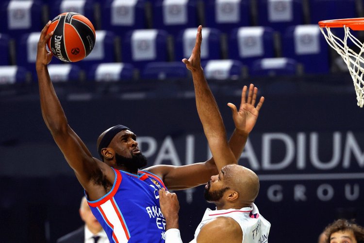 Anadolu Efes'in basketbolcusu hastaneye kaldırıldı -