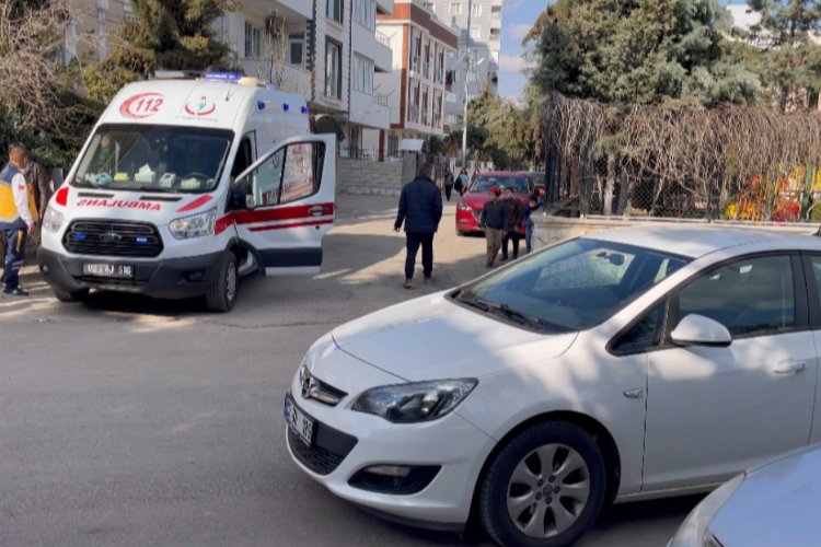 Aniden yola fırlayan çocuğa otomobil çarptı -