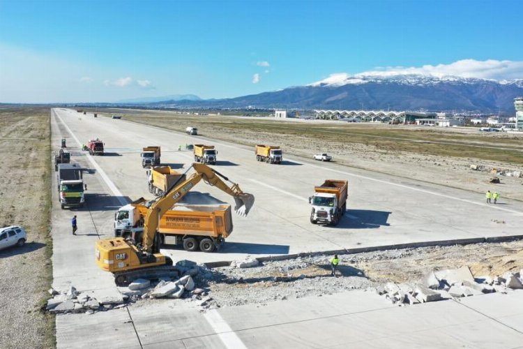 Ankara ekipleri Hatay Havalimanı'nı onarıma başladı... Kılıçdaroğlu: Gelsinler tutuklasınlar! -