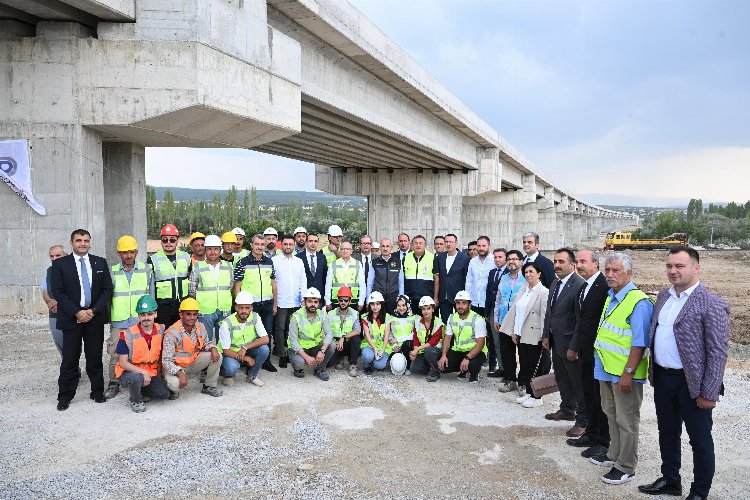 Ankara-İzmir hattı 2027'de 'hızlı' gelecek -