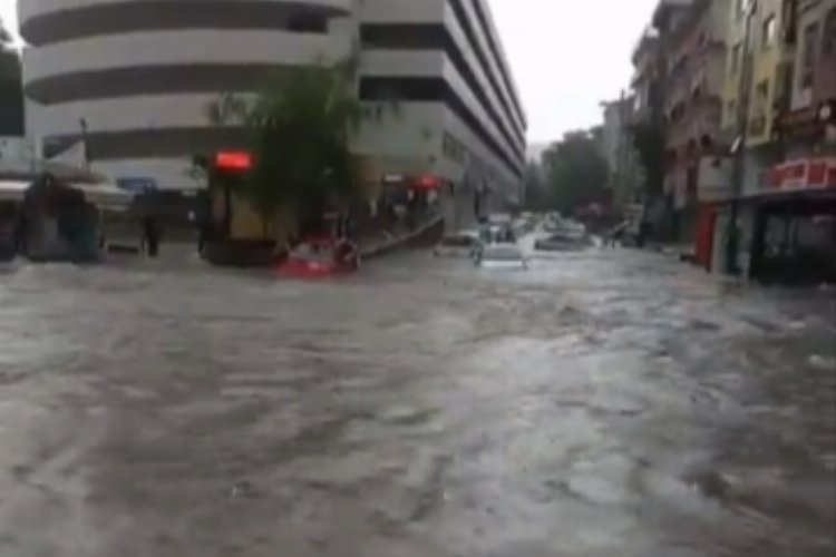 Ankara'yı sel aldı! Araçlar suya gömüldü! -