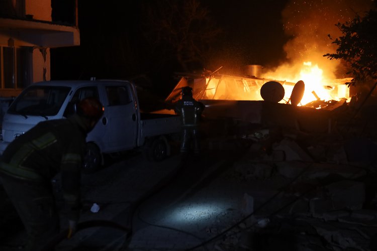 Antakya'da enkazda çıkan yangını Bursa İtfaiyesi söndürdü -