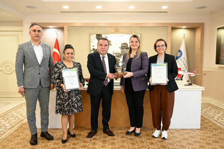 Antalya Büyükşehir Belediyesi’ne Çin’den “Onur Ödülü” -