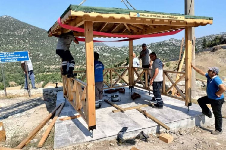 Antalya Büyükşehir'den ilçelere kent mobilyası desteği -