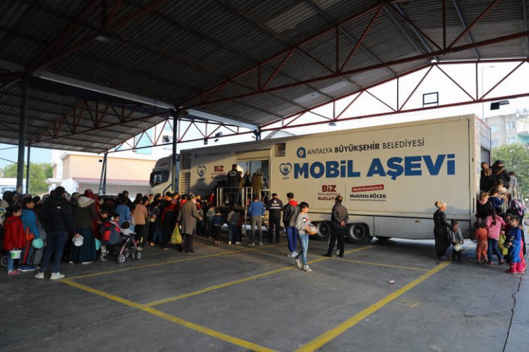 Antalya Büyükşehir'den Kepez'de sıcak yemek -