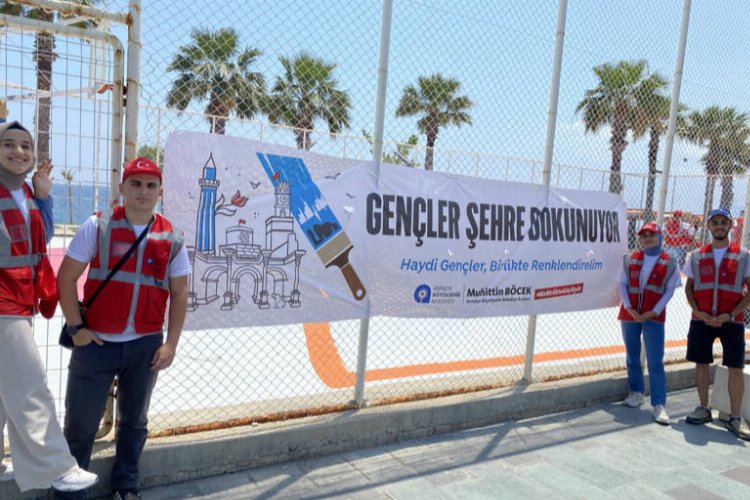 Antalya’da gençler kente renk kattı -