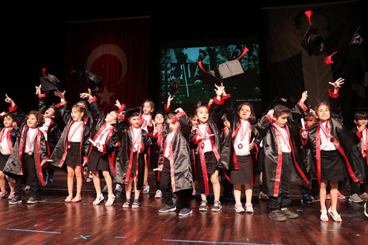 Antalya’da kreş minikleri kep attı -