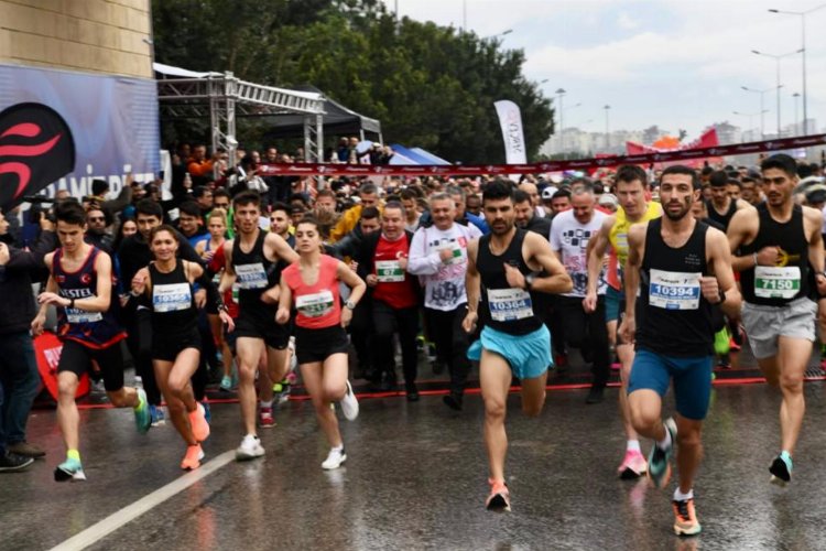 Antalya'daki koşuları yağmur durduramadı -