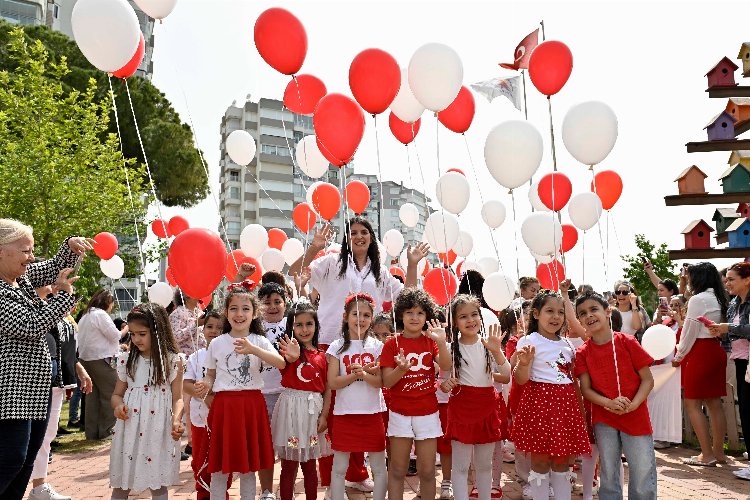 Antalya'dan kırmızı beyaz balonları gökyüzüne bırakıldı -