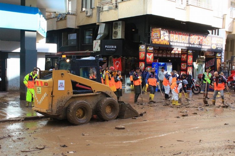 Antalya Kumluca'da temizlik sürüyor -