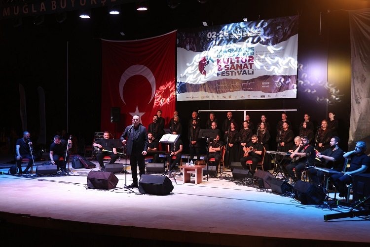 Antalya Medeniyetler Korosu Marmaris'i salladı -
