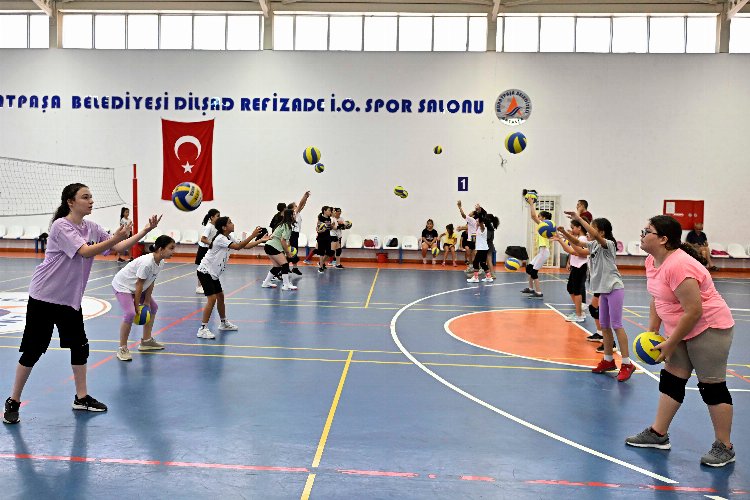 Antalya Muratpaşa'da sportmenliği de öğreniyorlar -