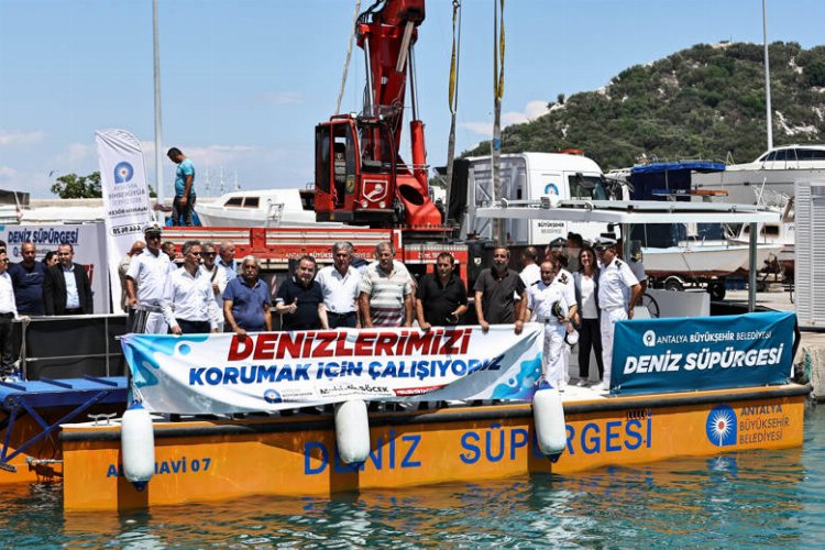 Antalya’nın ilk deniz süpürgesi Akdeniz’e indirildi -