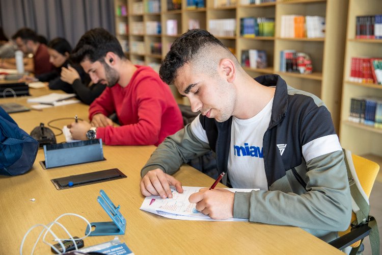 AOS, depremzede öğrencilerin de adresi oldu -