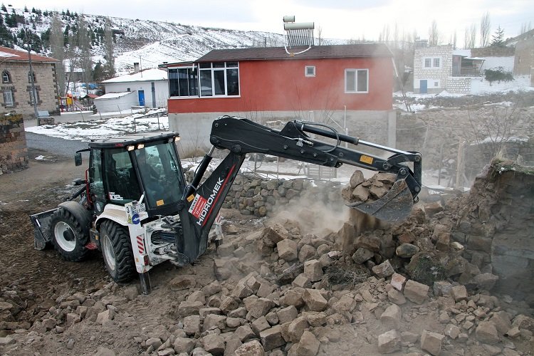 Ardıç'ta metruk yapılar yıkılıyor -