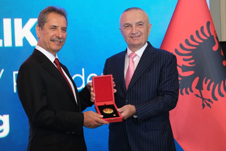 Arnavutluk'tan 'Bayrak Şövalyesi Nişanı' -