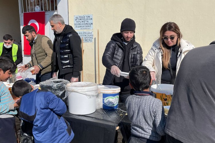 Aslı Hünel'den depremzedelere servis -