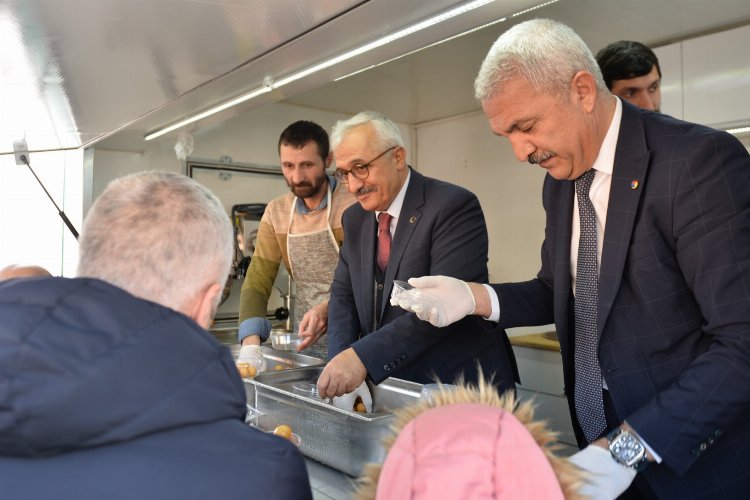 Aslantaş önce lokma, sonra deprem kitabı dağıttı -