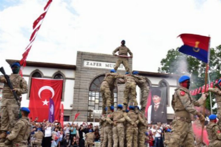 Asırlık zafere muhteşem kutlama -