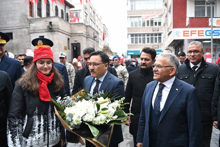 Atatürk'ün Kayseri'ye gelişine 'tarihi' tören -