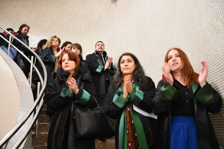 Avukatlardan alkışlı, protesto: Avukatlar davaların tarafı değiliz! -