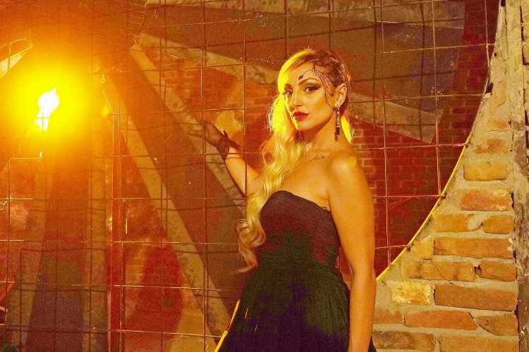 Avustralya'da avukat Aylin Austürk 'Çocukluk Aşkı' ile dikkatleri çekti -