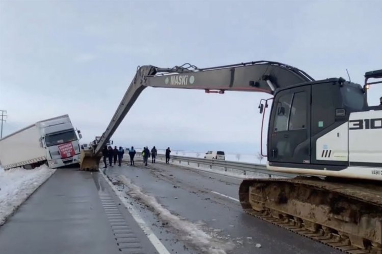 Ayni yardım tırı Konya'da kaza yaptı... Tırı, Manisa kurtardı -