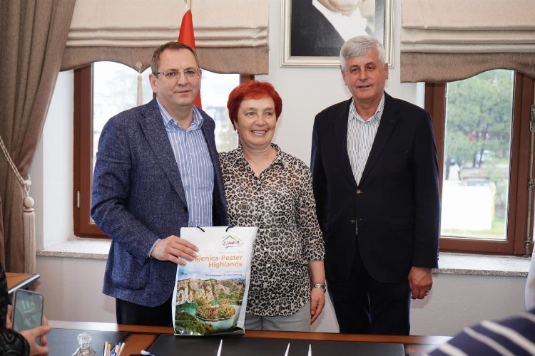 Ayvalık Belediye Başkanı Mesut Ergin, Sjenica’lı konukları tarihi binada ağırladı -