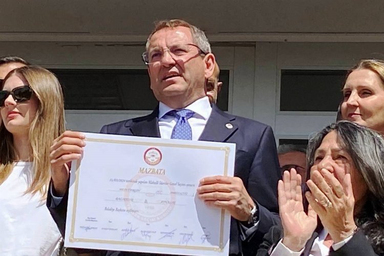 Ayvalık Belediye Başkanı Mesut Ergin mazbatasını aldı -