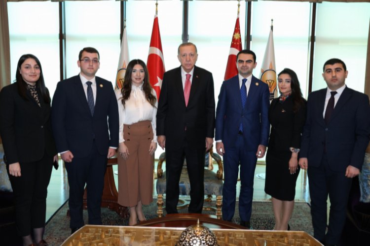 Azerbaycanlı gençlerden Cumhurbaşkanı Erdoğan'a ziyaret -