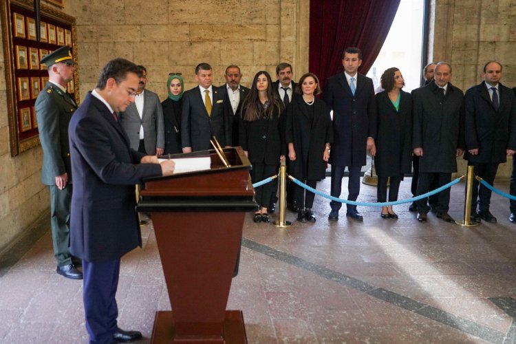 Babacan Anıtkabir özel defterini imzaladı -